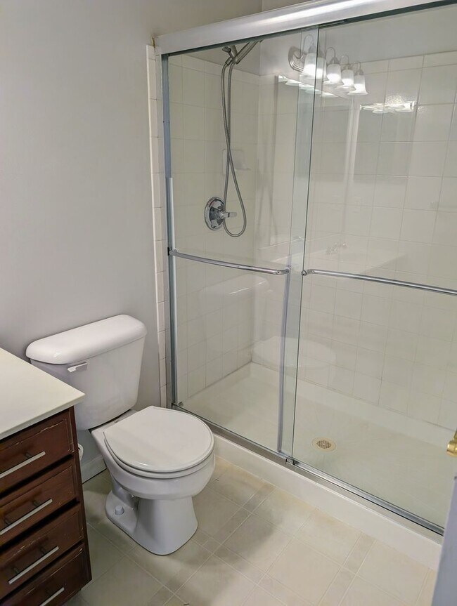 Building Photo - AVAILABLE NOW- Convenient 2 Bed/2 Full Bath Condo in Beavercreek!