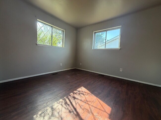Building Photo - 2402 S Hickory Ave