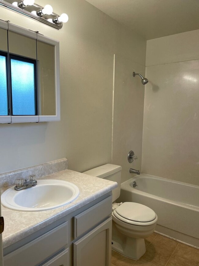 Building Photo - Spacious 3 Bed 2 Bath Home-Located on a Corner Lot in Quiet Neighborhhood