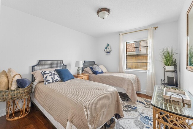 Building Photo - 2530 La Lique Cir