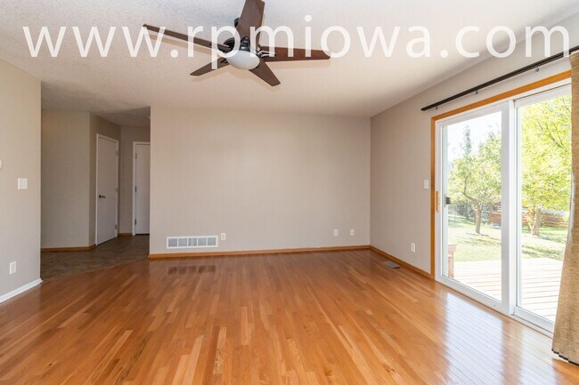 Building Photo - FENCED IN YARD!!  4 Bedroom, 2.5 Bathroom Home in Waukee