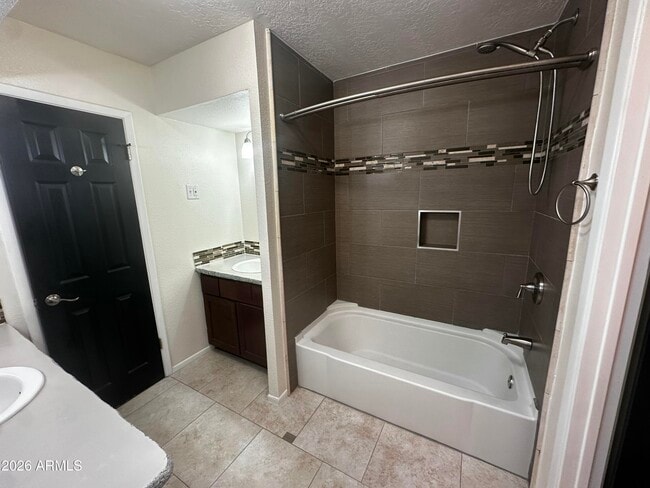 Building Photo - 8737 E Jackrabbit Rd