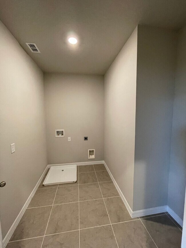 Building Photo - Spacious 3 Bedroom, 2.5 Bath Townhome in L...