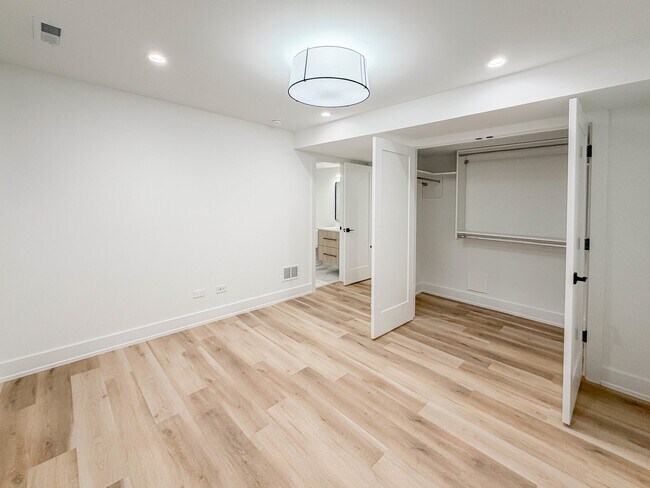 Building Photo - 2113 N Kenmore Ave
