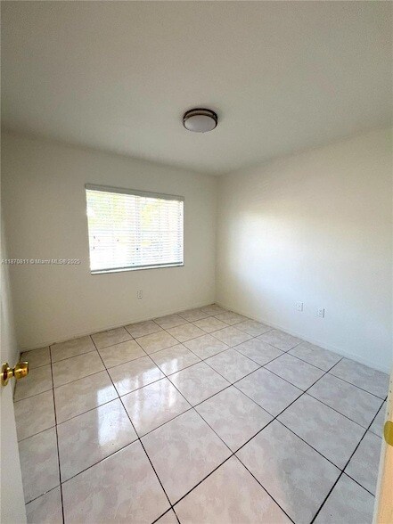 Building Photo - 1240 SE 28th Ct