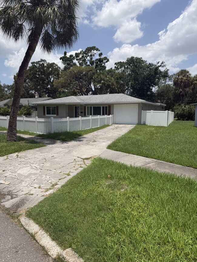 Building Photo - 923 Ivanhoe Way S
