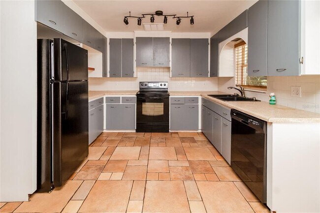 Building Photo - 1197 W Lakeview Cir