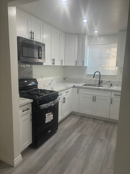 Primary Photo - 17342 Covello St