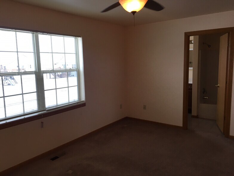 Building Photo - 833 Peace Ln