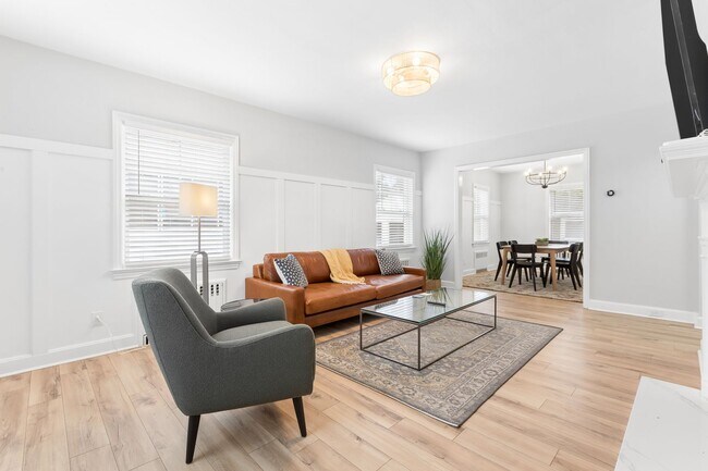 Building Photo - Fully Furnished Mid-Term Rental with Utilities Included!!