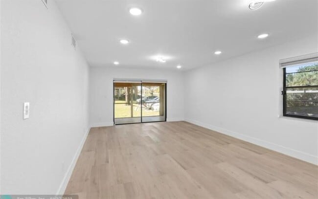 Building Photo - 6085 N Sabal Palm Blvd