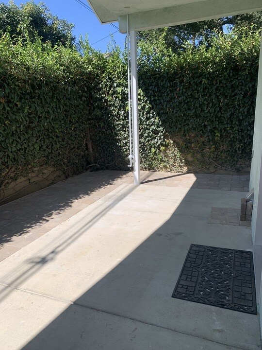 Building Photo - 4415 Stanbridge Ave