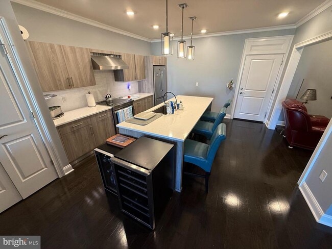 Building Photo - 200 N Sycamore St