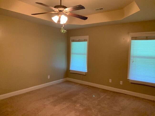 Building Photo - COMING SOON 8/8/25-BEAUTIFUL 4/2 BRICK HOM...