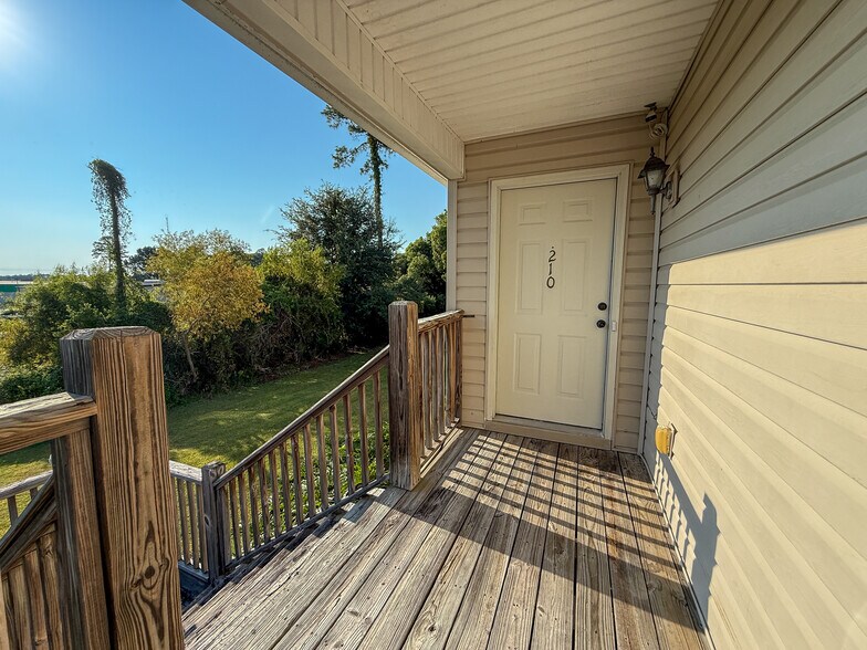 Building Photo - 210 Lantana Ct