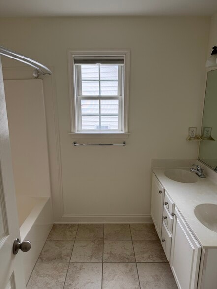 Upstairs Bathroom - 2912 Tidal Dr