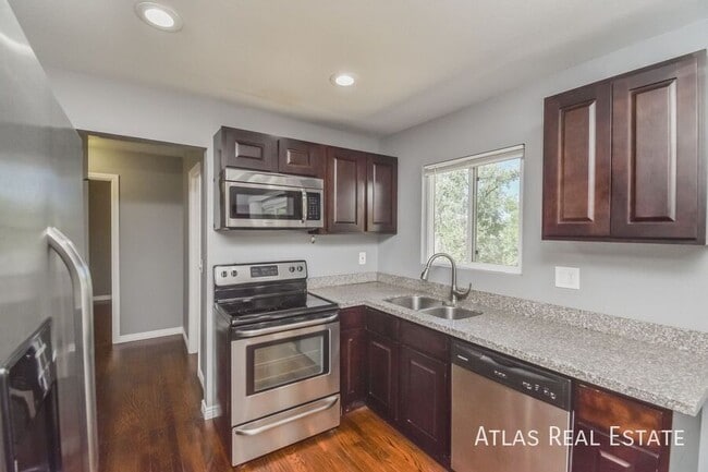 Building Photo - 524 Rowe Ln