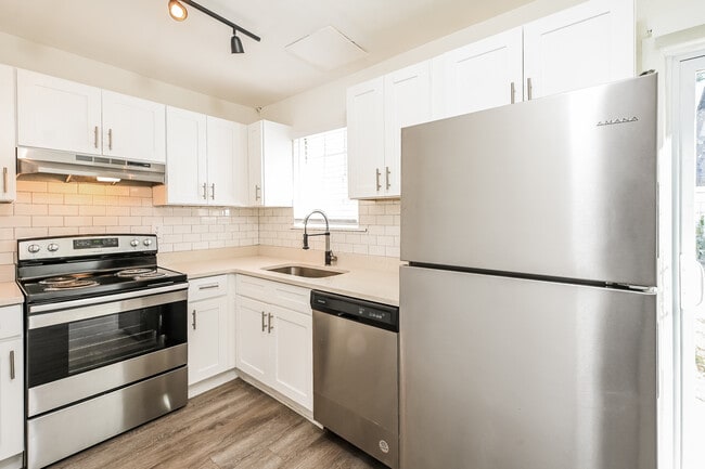 Building Photo - White Oak Townhomes