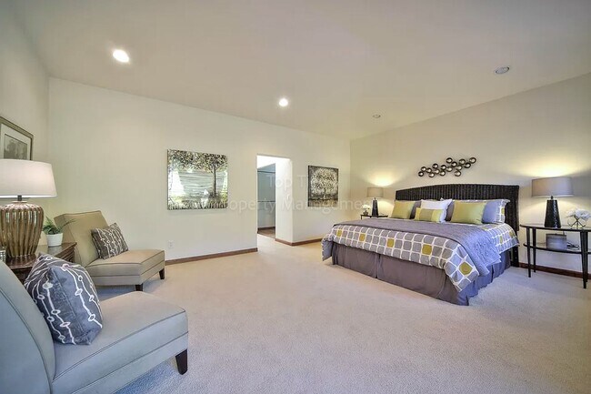 Building Photo - Luxurious 4 bed / 3.5 bath / 3,276 sqft Ho...