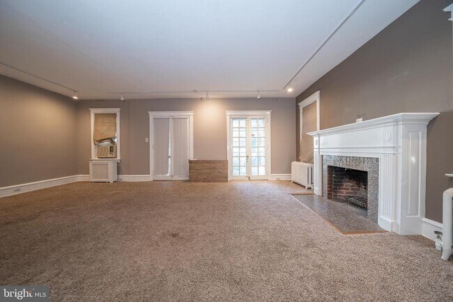 Building Photo - 709 E 20th St