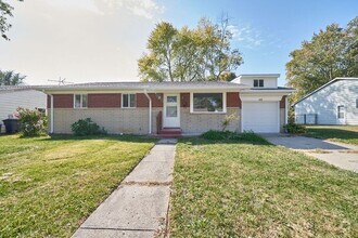 Building Photo - Surprising Space in Plainfield!