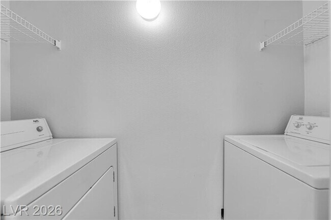 Building Photo - Beautiful 2 bedroom condo with garage!!!