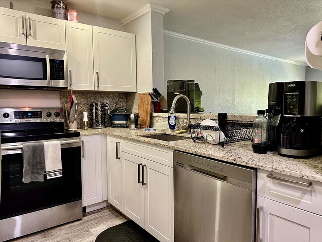 Building Photo - 15430 SW 82nd Ln