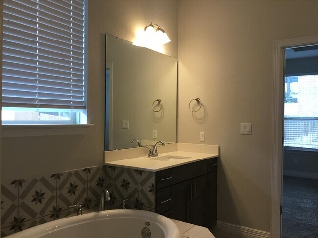 Building Photo - 421 Fair Oaks Dr