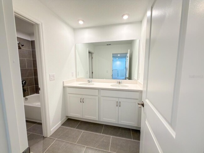 Building Photo - 1327 Normandy Dr