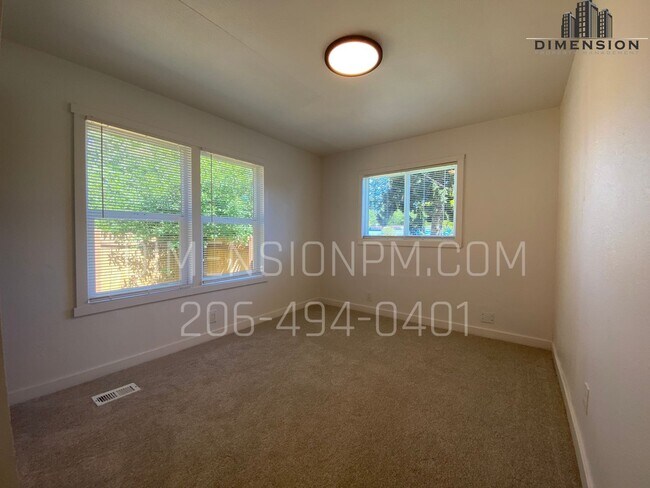 Building Photo - 4 Bed 2.5 Bath Remodelled Manufactured Home in Kent! Available NOW! Easy self showings!