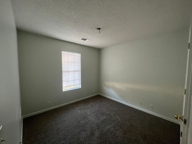 Building Photo - Quiet Neighborhood!