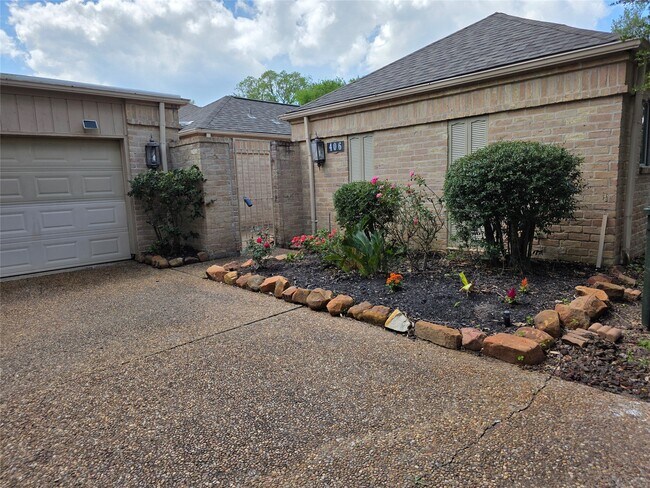 Building Photo - 406 Fox Briar Ln