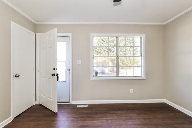 Building Photo - 638 S Elm St