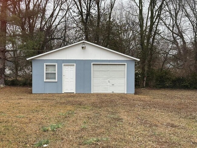 Building Photo - 2 bedroom | 1 bathroom home PLUS detached ...