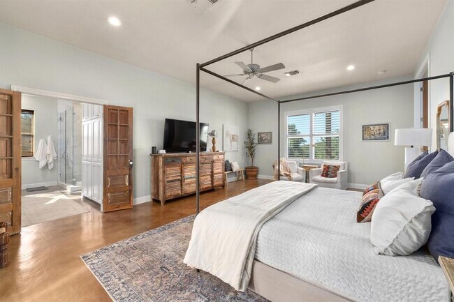 Building Photo - 2300 W Fitzhugh Rd