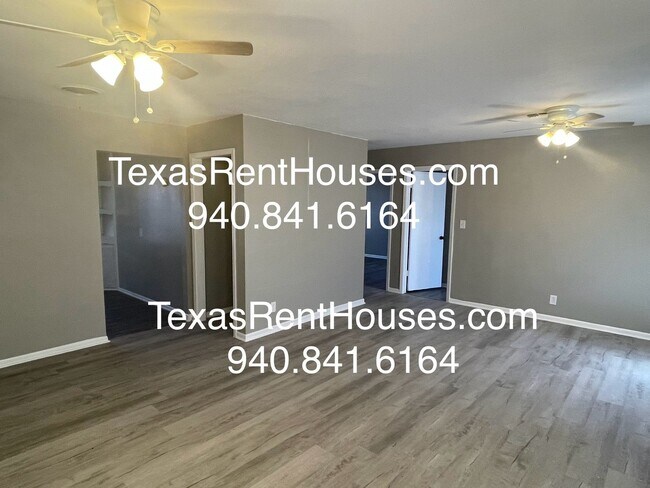 Building Photo - Adorable Home in the heart of Burkburnett!