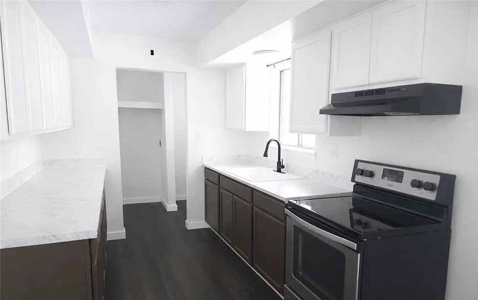 Building Photo - 3668 Castano Dr