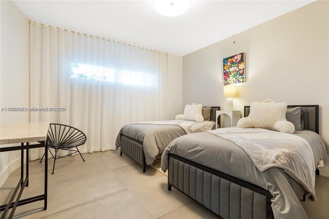 Building Photo - 9821 E Bay Harbor Dr