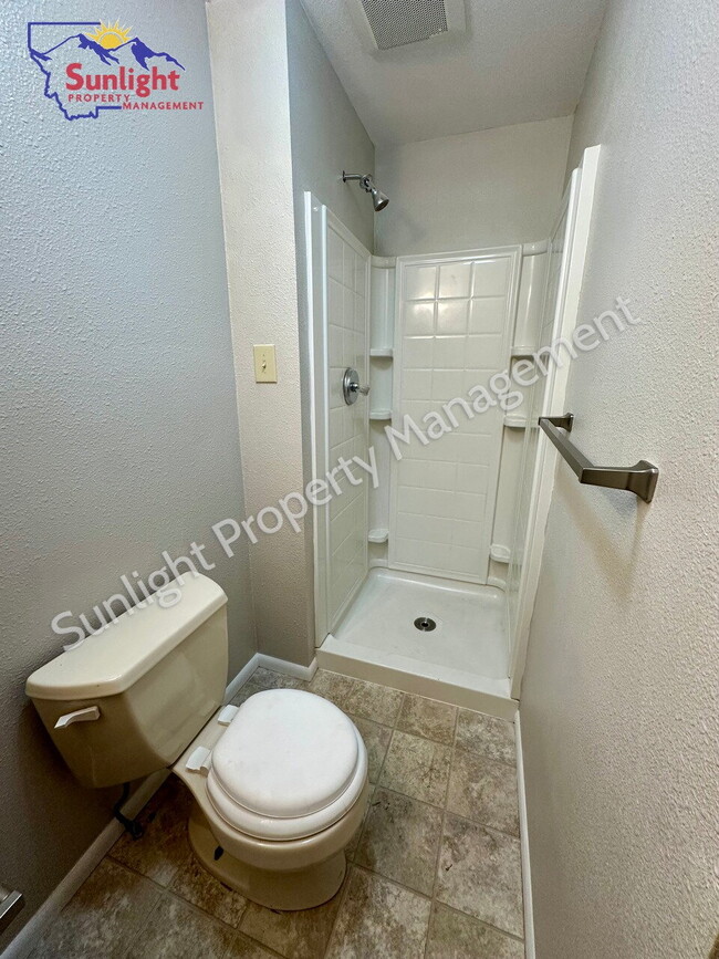 Building Photo - Charming Studio Apartment –Near Hospital!