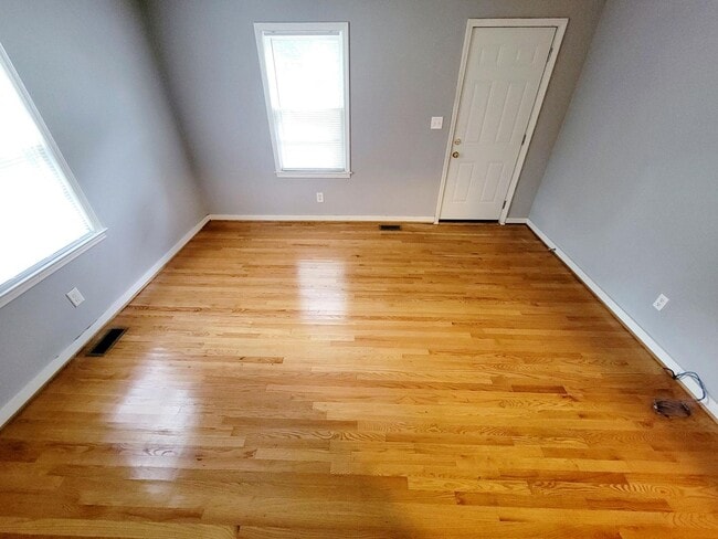 Building Photo - Your Cozy New Home Awaits in Burlington!