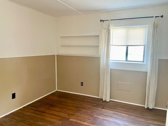 Building Photo - Charming 1 Bedroom