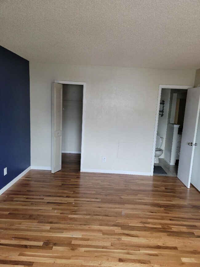 Building Photo - MOVE IN READY!! 2-Bedroom Boulder Condo