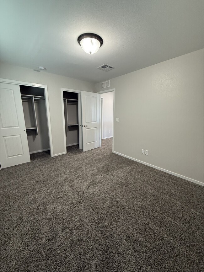 Building Photo - 1099 Sky River St