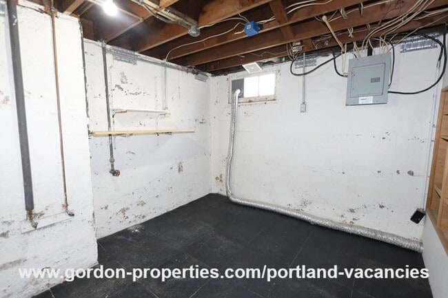 Building Photo - SE 57th Ave - 5 bedroom home with fireplac...