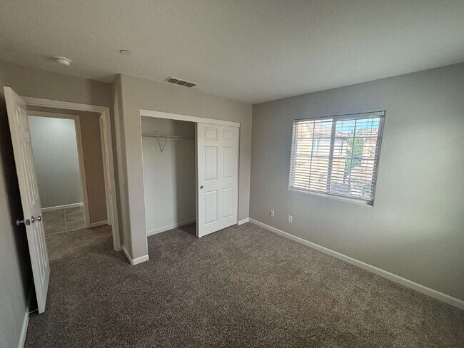 Building Photo - Spectacular 3 bed 2.5 bath home in Lincoln Crossing