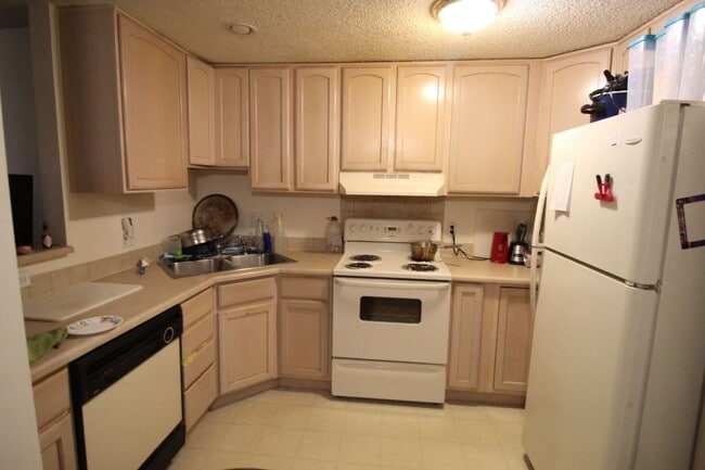 Building Photo - 628 Jocelyn Dr