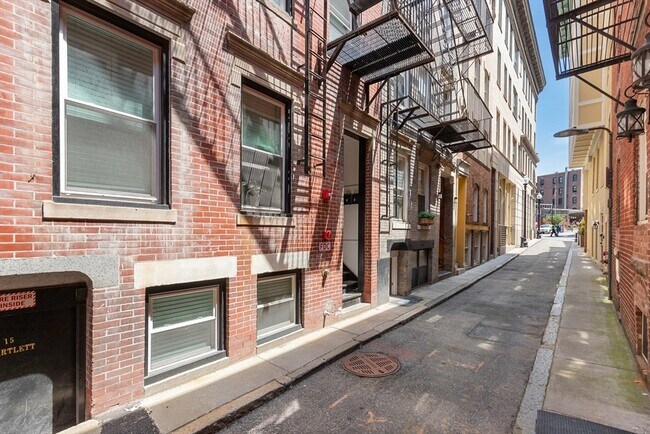 Building Photo - 19 Bartlett Pl