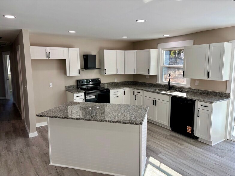 Building Photo - 1136 Chadford Rd