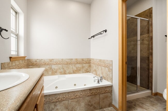Building Photo - Executive 3-Bed Ranch Main Level - Private...