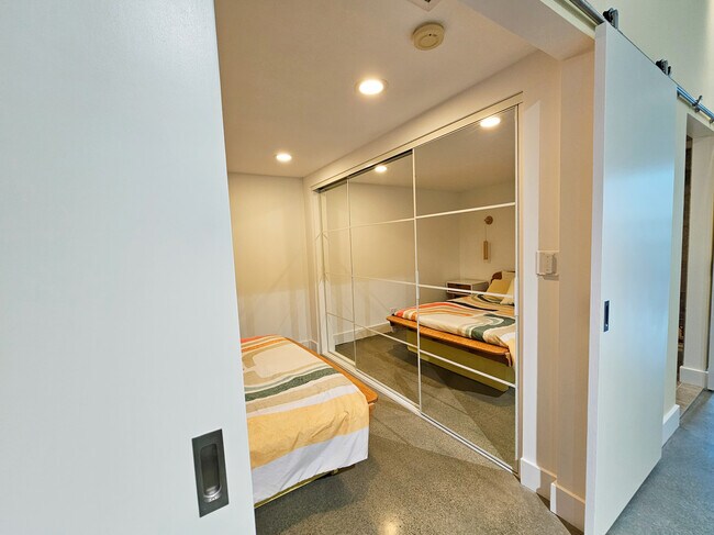 Building Photo - 80 Vine St